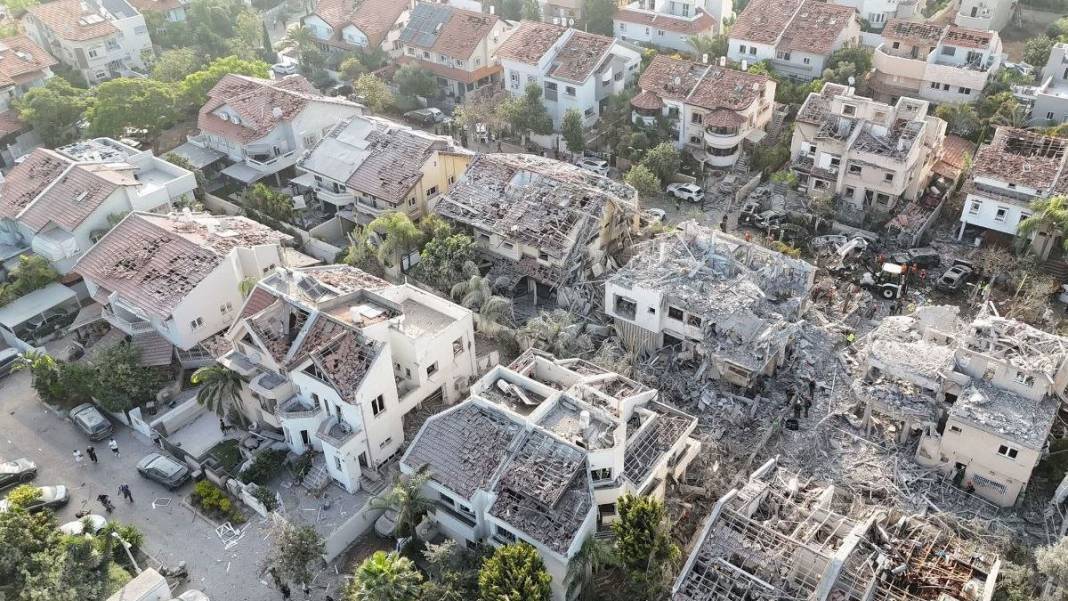 İran'ın vurduğu Tel Aviv'de hasar gün ağarınca ortaya çıktı 4