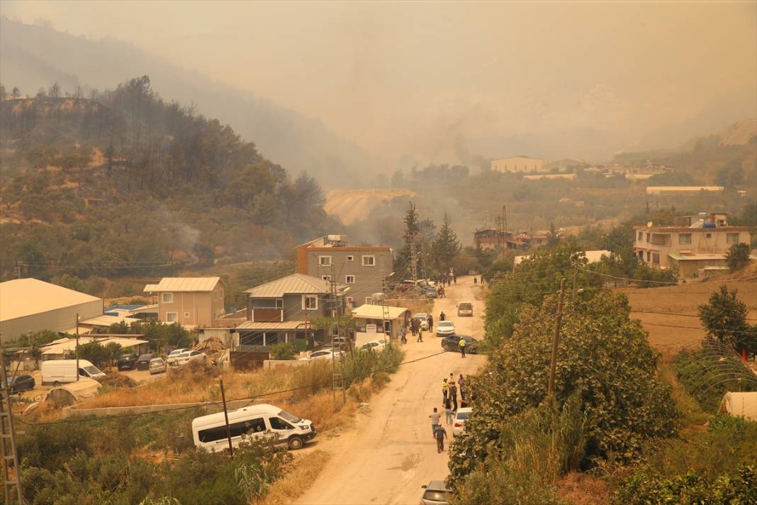 Hatay alev alev: Yangın evlere ulaştı 1