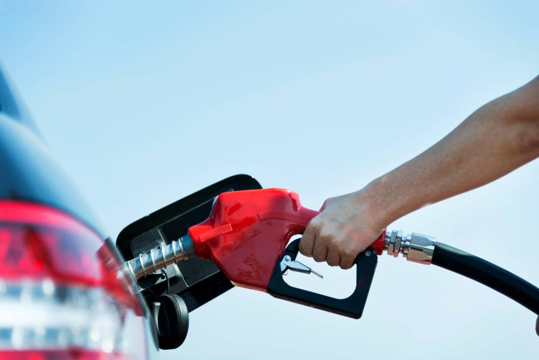 Benzin ve motorine yine zam geliyor! 50 TL'yi aşmıştı: Yarın almak isteyenler pişman olacak 5