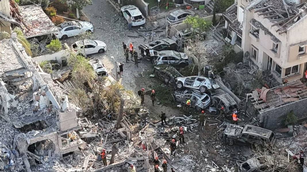 İran'ın vurduğu Tel Aviv'de hasar gün ağarınca ortaya çıktı 1