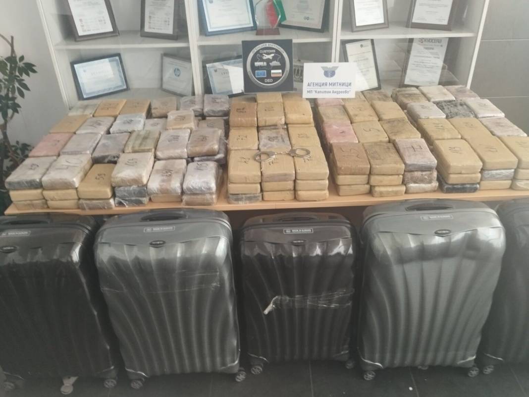 Diplomatik plakalı araçta rekor kokain ele geçirildi! Paketlerin üstünde dikkat çeken 3 hilal detayı 1