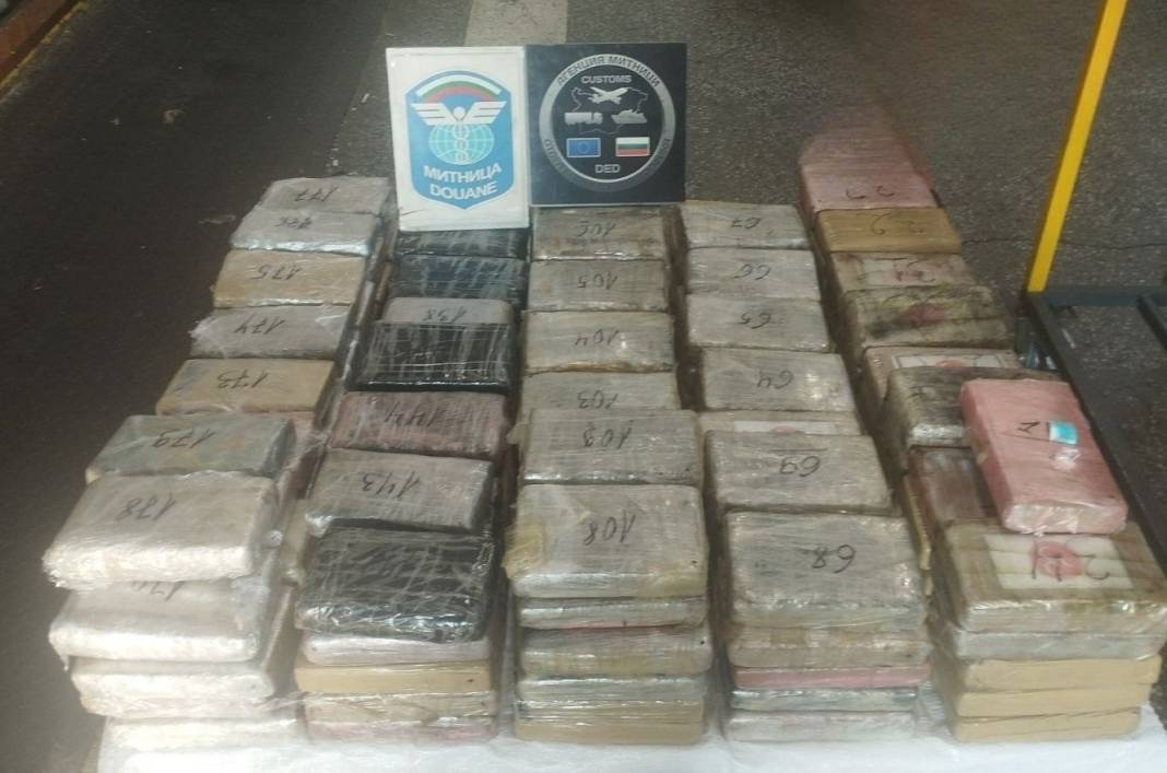 Diplomatik plakalı araçta rekor kokain ele geçirildi! Paketlerin üstünde dikkat çeken 3 hilal detayı 4