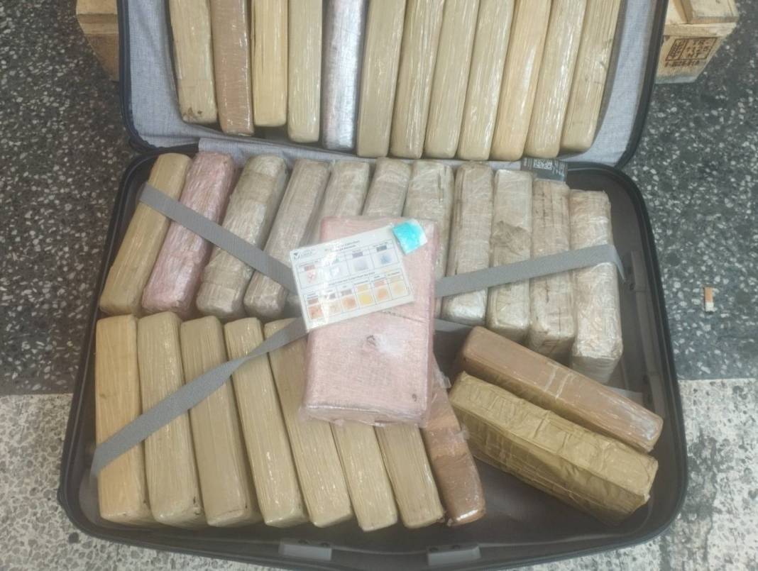 Diplomatik plakalı araçta rekor kokain ele geçirildi! Paketlerin üstünde dikkat çeken 3 hilal detayı 3