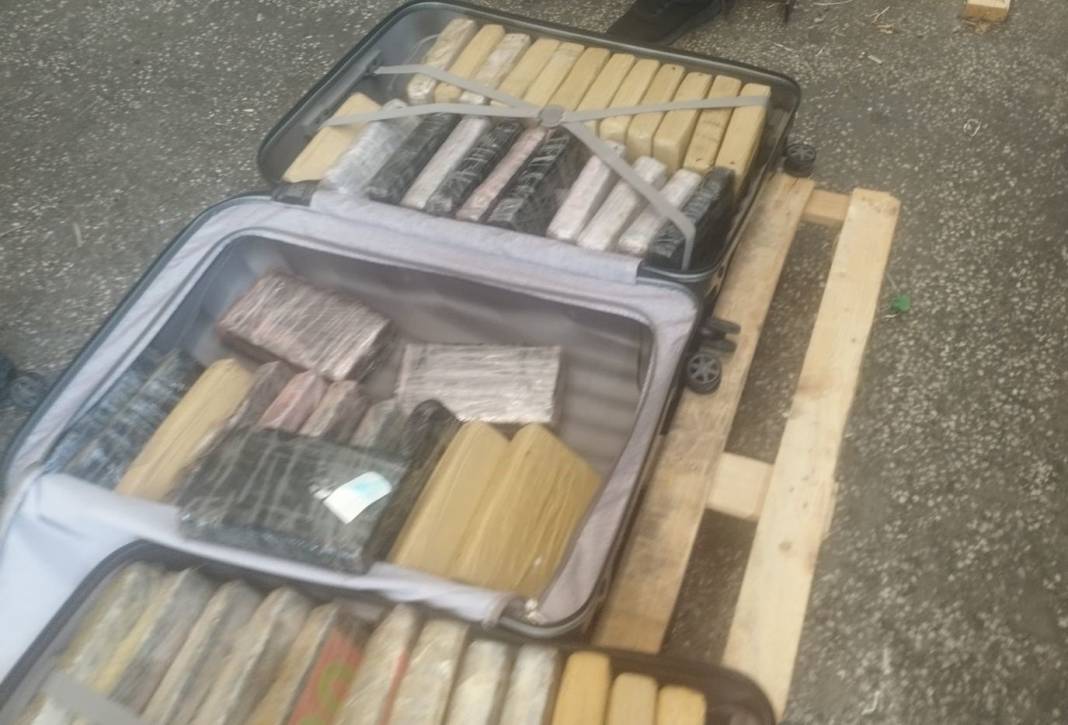 Diplomatik plakalı araçta rekor kokain ele geçirildi! Paketlerin üstünde dikkat çeken 3 hilal detayı 6