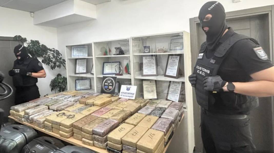 Diplomatik plakalı araçta rekor kokain ele geçirildi! Paketlerin üstünde dikkat çeken 3 hilal detayı 5