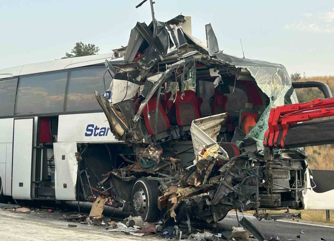 Mersin'de feci kaza! Yolcu otobüsü TIR’a çarptı: 9 yaralı 4