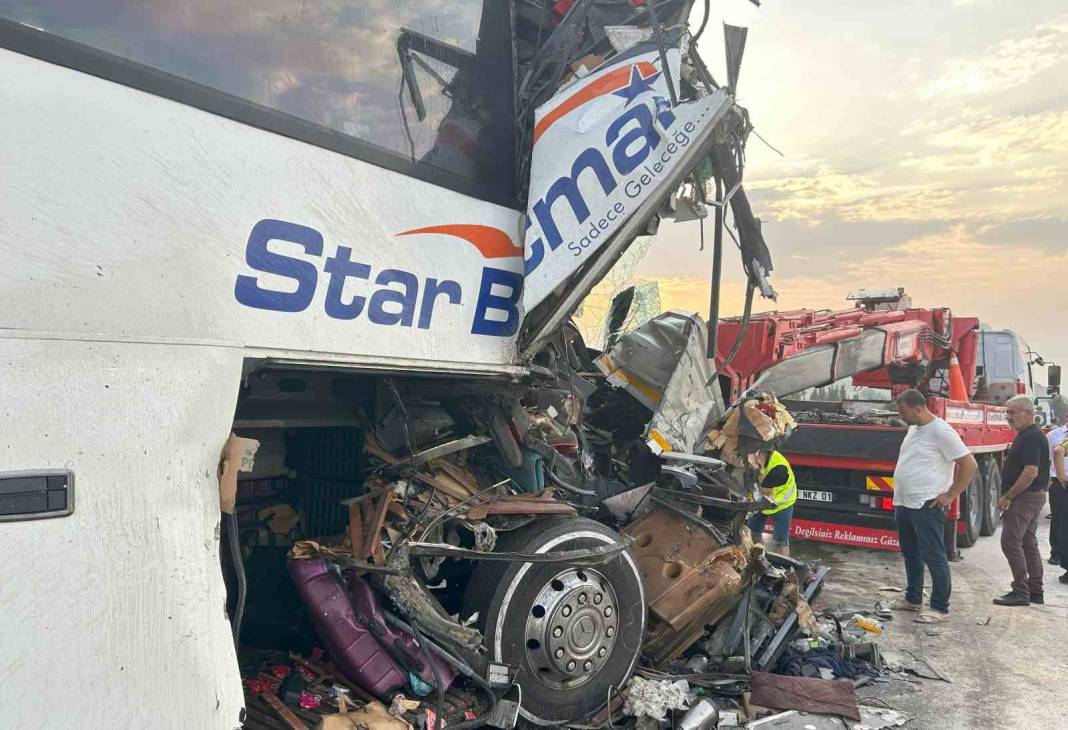 Mersin'de feci kaza! Yolcu otobüsü TIR’a çarptı: 9 yaralı 3