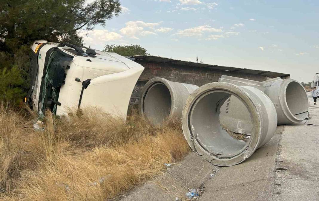 Mersin'de feci kaza! Yolcu otobüsü TIR’a çarptı: 9 yaralı 1