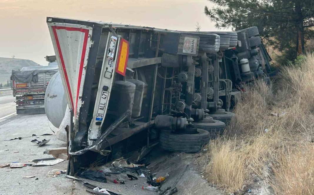 Mersin'de feci kaza! Yolcu otobüsü TIR’a çarptı: 9 yaralı 2