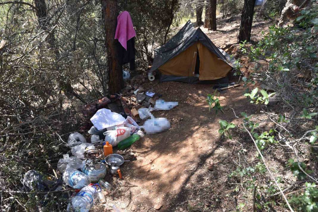 Denizli’de film gibi operasyon! 7 ay boyunca ormanda saklandı: Öldürdüğü hayvanlardan giysi yaptı 5