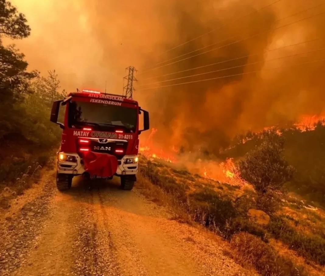 Hatay'daki yangından korkunç görüntüler: Alevler her yeri sardı 9