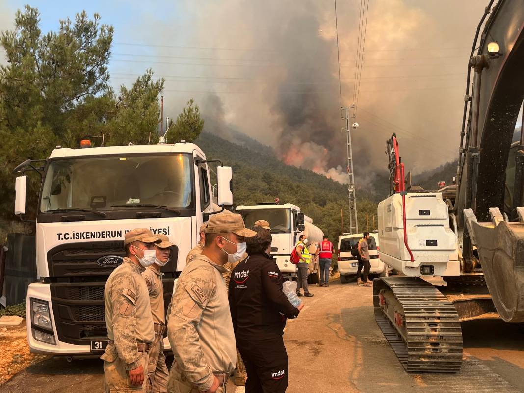 Hatay'daki yangından korkunç görüntüler: Alevler her yeri sardı 3