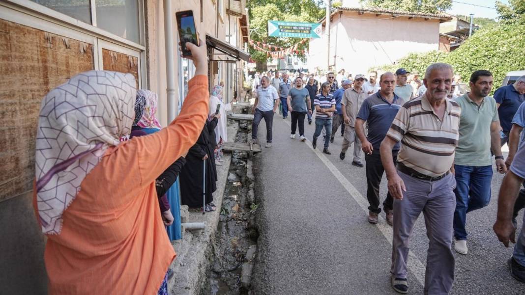 Bu köye erkeklerin girmesi yasaklandı! Muhtar camiden anons yaptı: Jandarma barikat kurdu 7