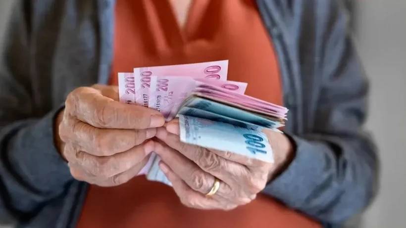 Emeklilere 2 dev bankadan müjde: HGS ve otoparkı ücretsiz yapacaklar 8