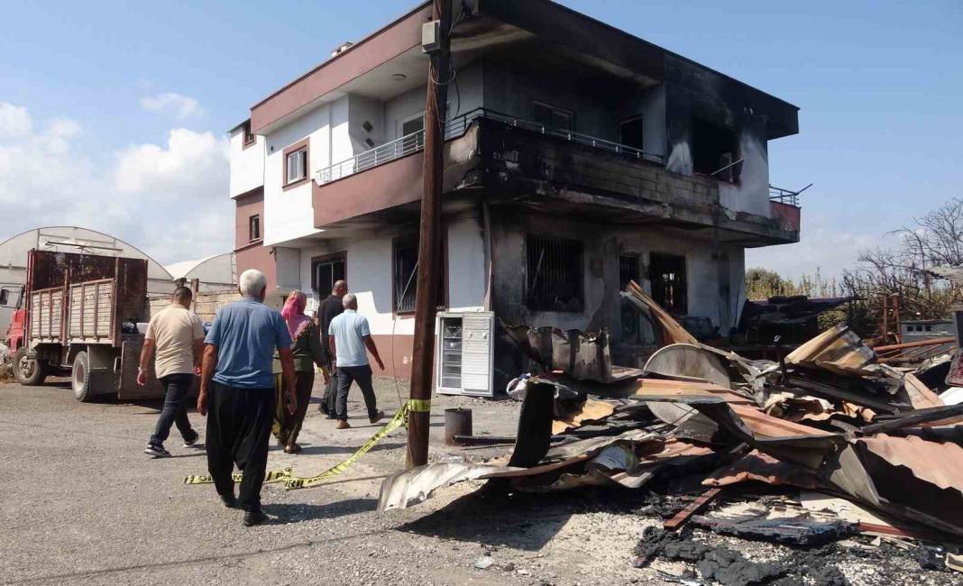 Mersin'de komşu dehşeti! En mutlu günleri faciaya dönüştü: 25 yıllık emekleri kül oldu 3