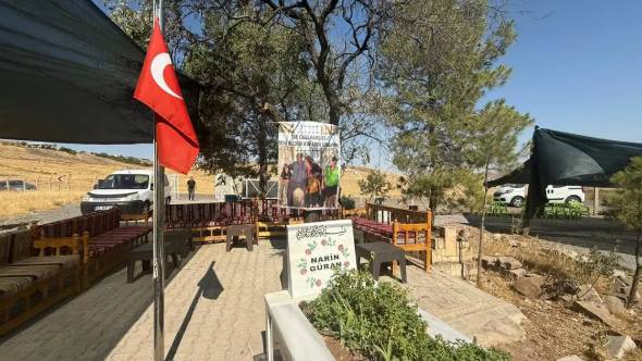 Narin Güran 1 yıl önce bugün kaybolmuştu! Baba Arif Güran mezarı başında konuştu: Kolundaki alçı detayı dikkat çekti 1