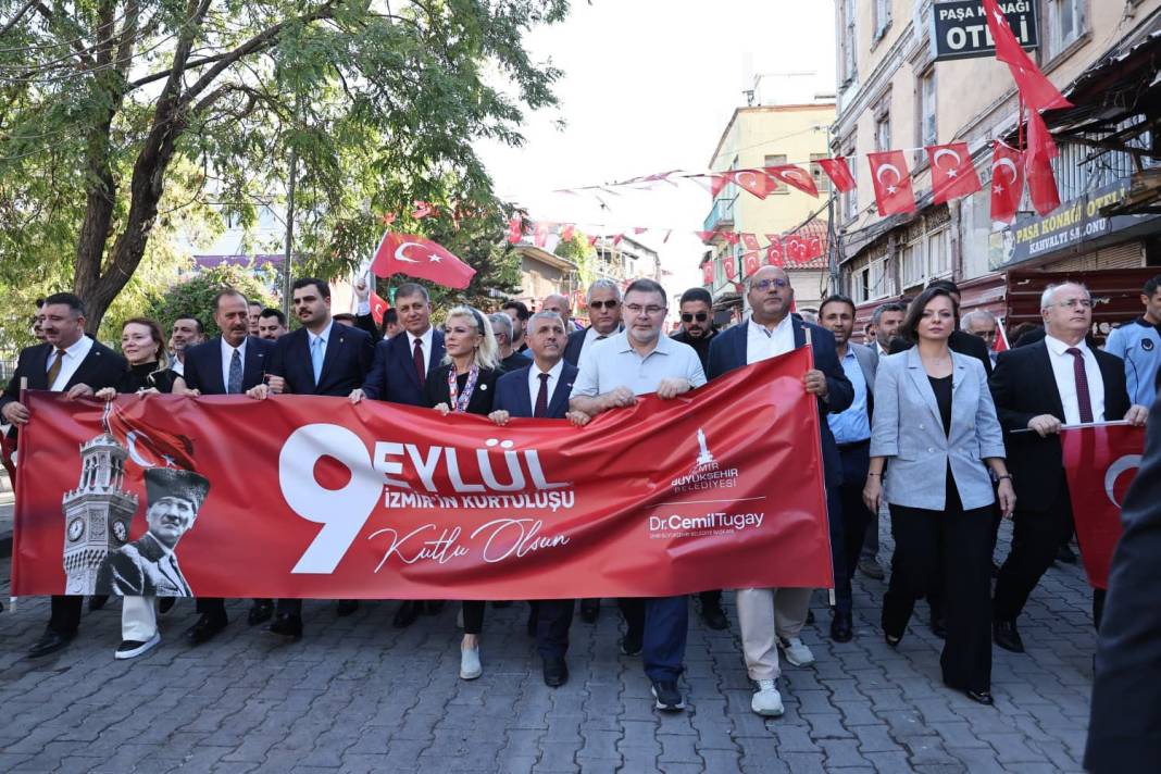 Düşman işgalinden kurtuluşun 103. yıl dönümü: 350 metrelik bayrak İzmir caddelerinde dalgalandı 4