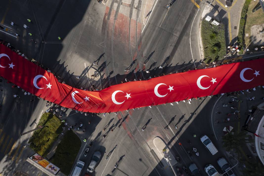 Düşman işgalinden kurtuluşun 103. yıl dönümü: 350 metrelik bayrak İzmir caddelerinde dalgalandı 1