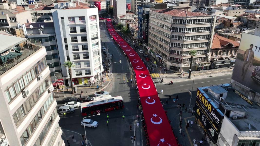 Düşman işgalinden kurtuluşun 103. yıl dönümü: 350 metrelik bayrak İzmir caddelerinde dalgalandı 2