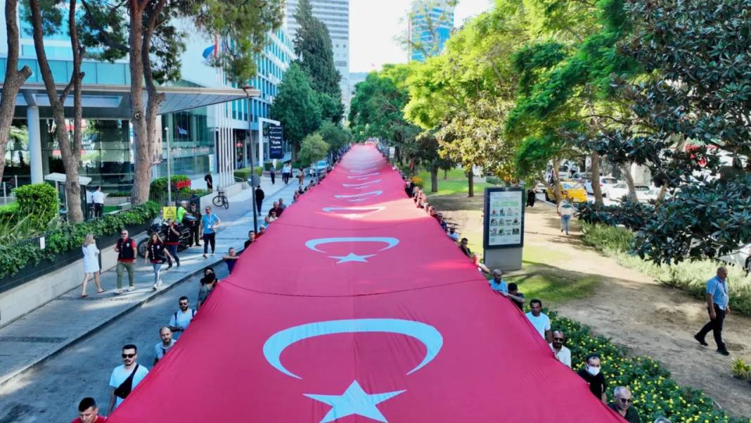 Düşman işgalinden kurtuluşun 103. yıl dönümü: 350 metrelik bayrak İzmir caddelerinde dalgalandı 3