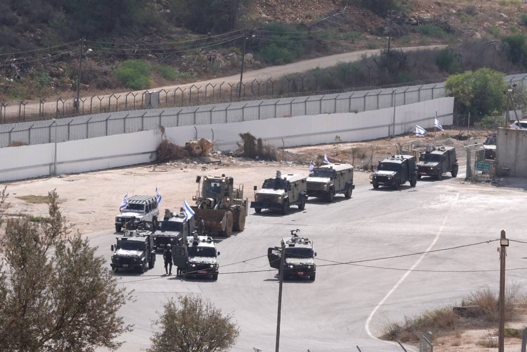 İsrail'den esirleri bekleyen kalabalığa sert müdahale! Cezaevi önünde toplanan Filistinlilere gaz, ses bombası ve tehdit 12