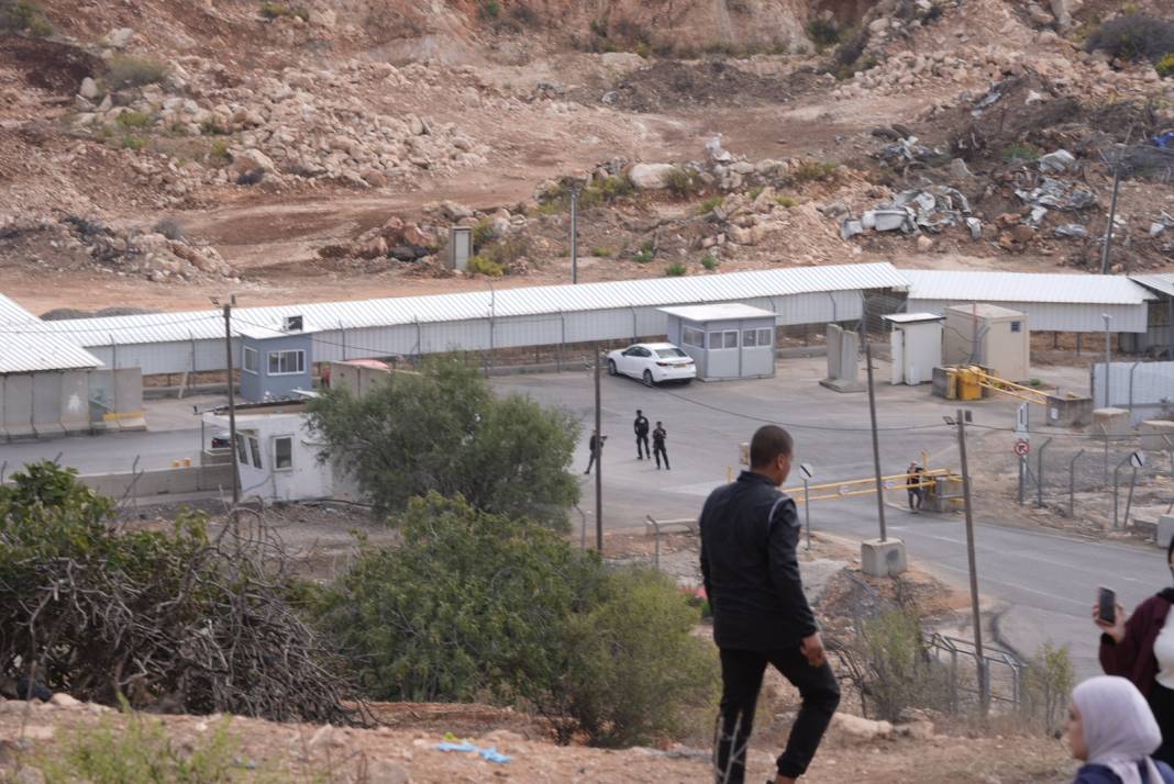 İsrail'den esirleri bekleyen kalabalığa sert müdahale! Cezaevi önünde toplanan Filistinlilere gaz, ses bombası ve tehdit 4