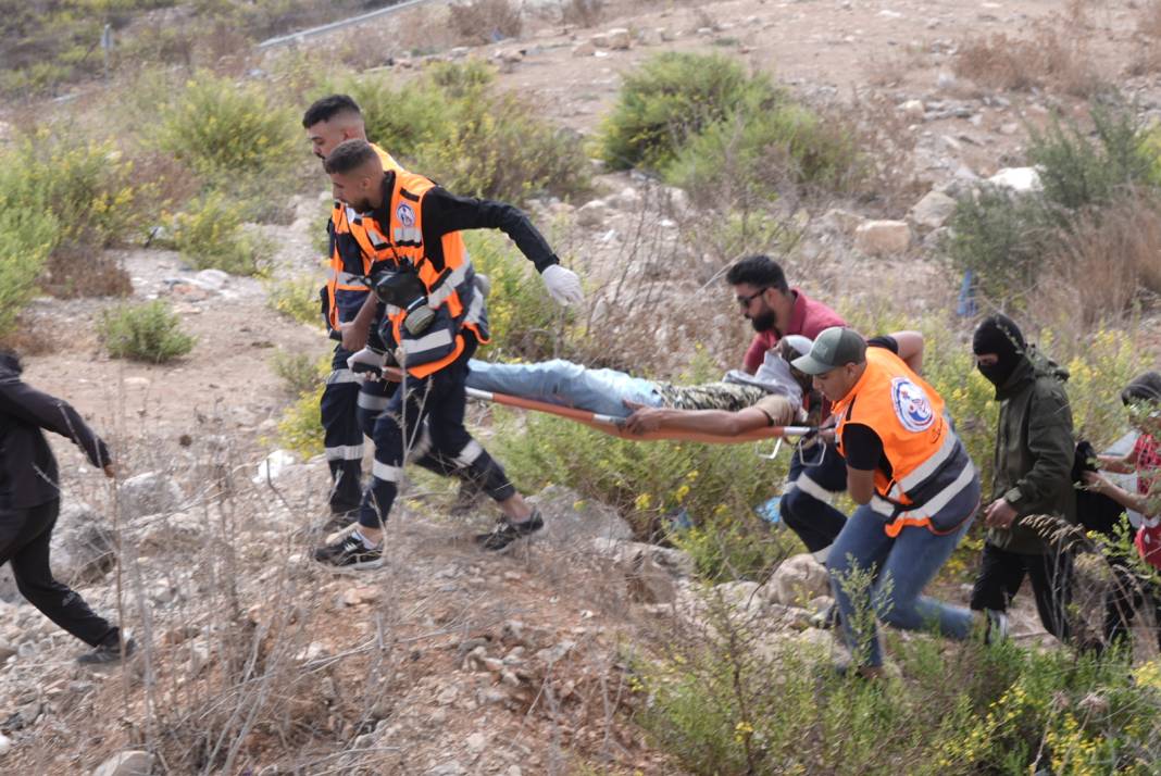 İsrail'den esirleri bekleyen kalabalığa sert müdahale! Cezaevi önünde toplanan Filistinlilere gaz, ses bombası ve tehdit 3