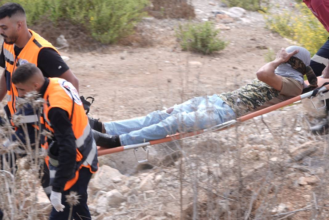 İsrail'den esirleri bekleyen kalabalığa sert müdahale! Cezaevi önünde toplanan Filistinlilere gaz, ses bombası ve tehdit 14
