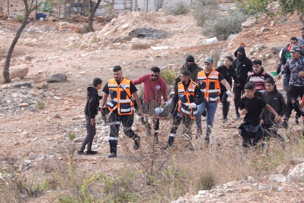 İsrail'den esirleri bekleyen kalabalığa sert müdahale! Cezaevi önünde toplanan Filistinlilere gaz, ses bombası ve tehdit 6