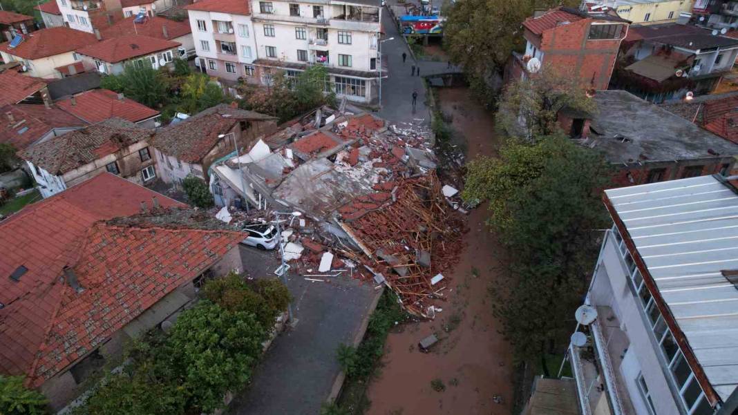 Balıkesir'de 6.1'lik deprem: Yıkım gün ağarınca böyle görüntülendi 4