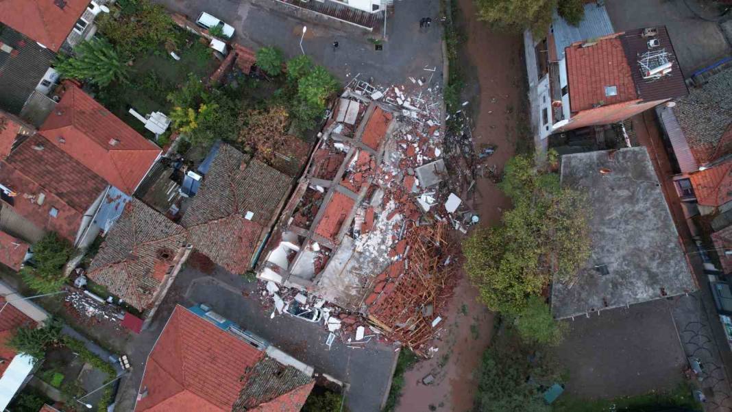 Balıkesir'de 6.1'lik deprem: Yıkım gün ağarınca böyle görüntülendi 3