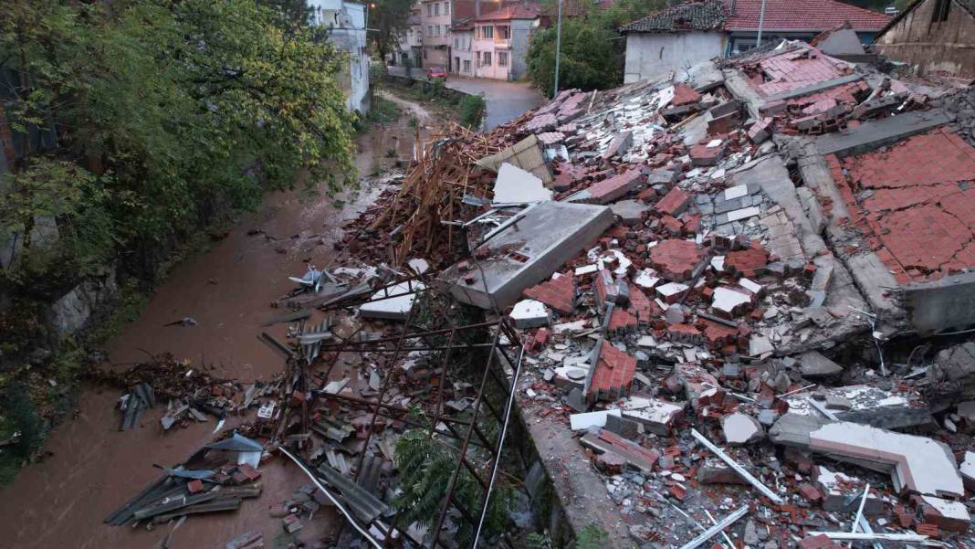 Balıkesir'de 6.1'lik deprem: Yıkım gün ağarınca böyle görüntülendi 1