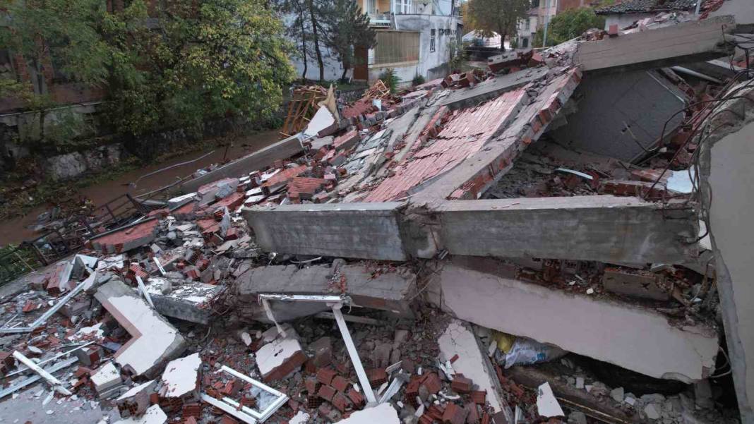 Balıkesir'de 6.1'lik deprem: Yıkım gün ağarınca böyle görüntülendi 2