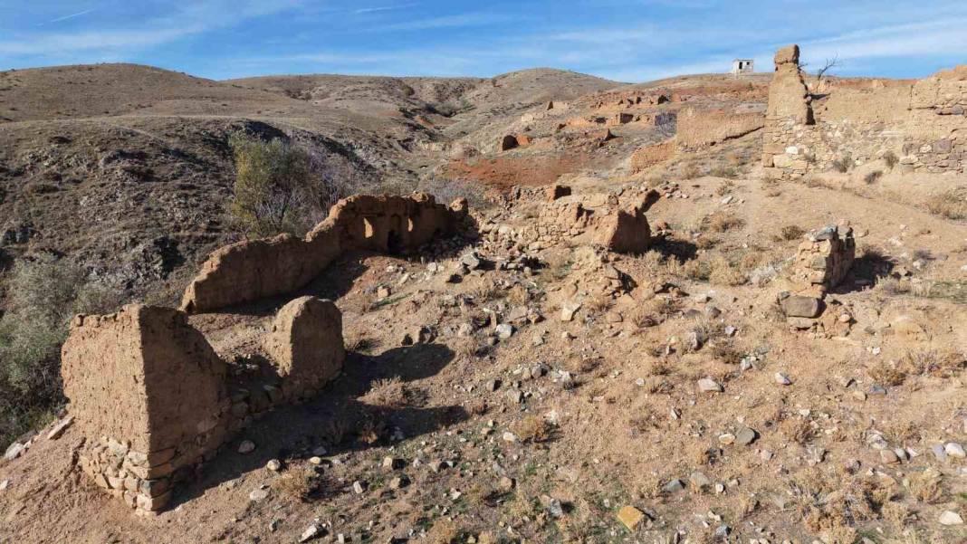 35 yıl önce terk edildi: Hayalet köy 'Pırıklı' uydu haritasından silindi 5
