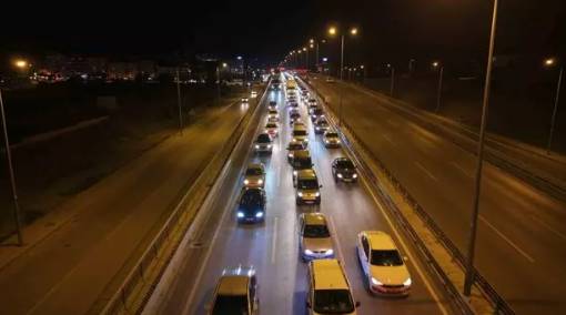 Ara tatil dönüşü kilitlendi! Trafik durma noktasına geldi 1