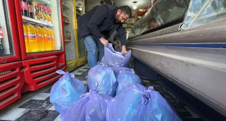 Dükkanını devreden esnaf elinde kalan malzemeleri öğrencilere dağıttı 1