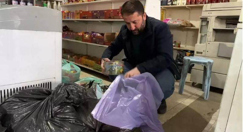 Dükkanını devreden esnaf elinde kalan malzemeleri öğrencilere dağıttı 5