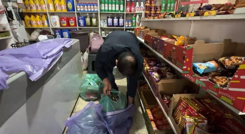 Dükkanını devreden esnaf elinde kalan malzemeleri öğrencilere dağıttı 2