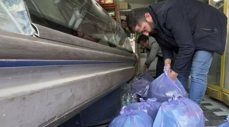 Dükkanını devreden esnaf elinde kalan malzemeleri öğrencilere dağıttı 4