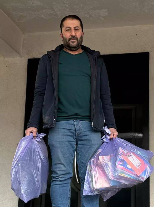 Dükkanını devreden esnaf elinde kalan malzemeleri öğrencilere dağıttı 3