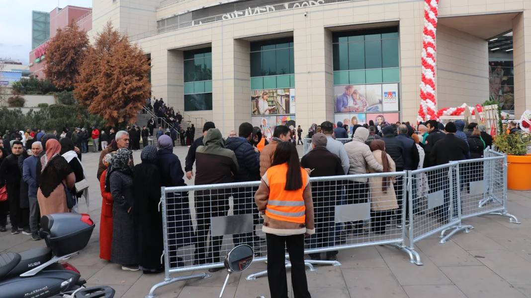 Zemheri kışa aldırmadan hediye için sabaha kadar sıra beklediler: Kuyruk 1 kilometreyi aştı 2