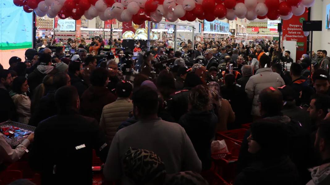 Zemheri kışa aldırmadan hediye için sabaha kadar sıra beklediler: Kuyruk 1 kilometreyi aştı 3