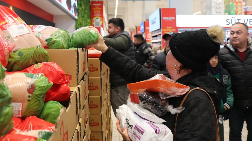 Zemheri kışa aldırmadan hediye için sabaha kadar sıra beklediler: Kuyruk 1 kilometreyi aştı 6