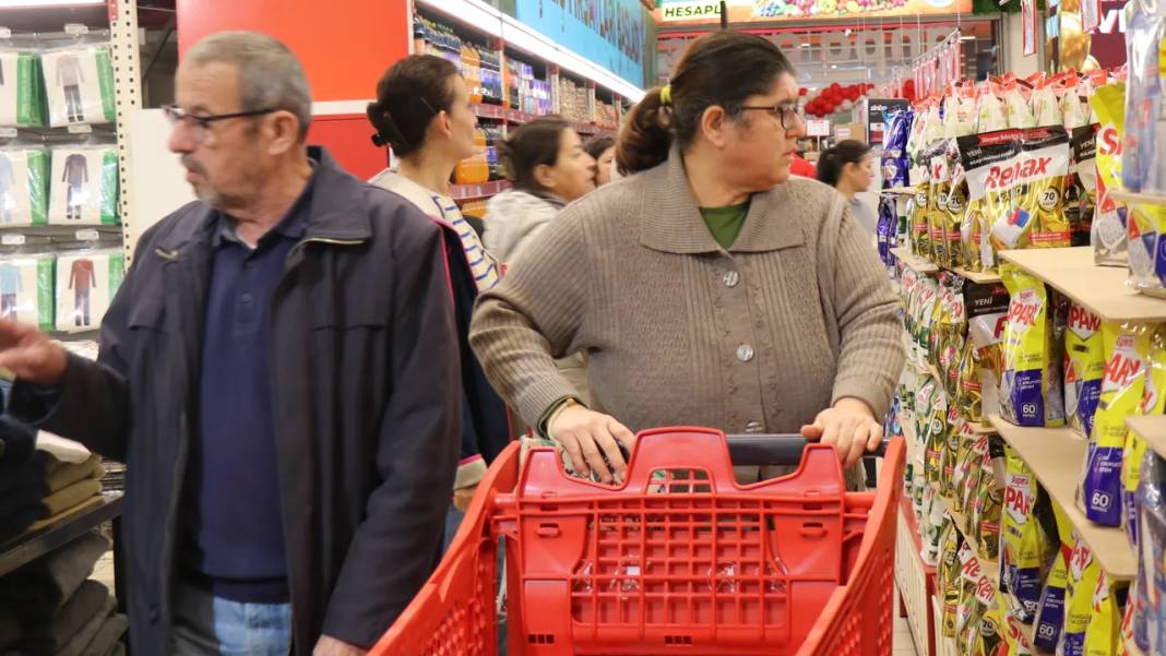 Zemheri kışa aldırmadan hediye için sabaha kadar sıra beklediler: Kuyruk 1 kilometreyi aştı 1