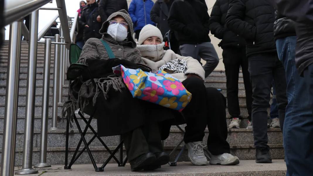 Zemheri kışa aldırmadan hediye için sabaha kadar sıra beklediler: Kuyruk 1 kilometreyi aştı 4