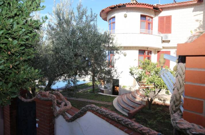 Kayahan'ın 'Gönül Köşkü' satışa çıktı: Deniz manzaralı ev bu fiyata satılacak 3