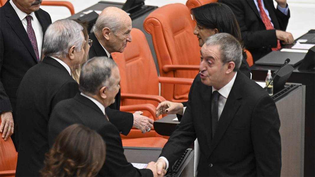 Meclis'te dikkat çeken anlar: Bahçeli ile Bakırhan önce tokalaşmadı, sonra... 4