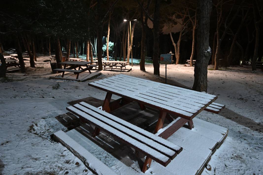 İstanbul'a beklenen kar geldi: Birçok yer beyaza büründü 2