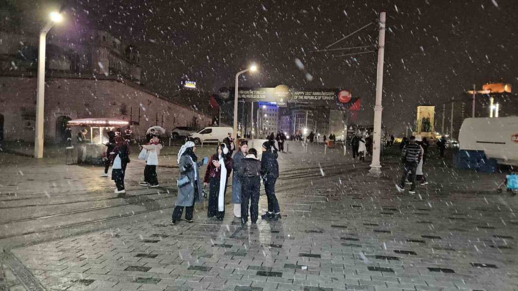 İstanbul'a beklenen kar geldi: Birçok yer beyaza büründü 3