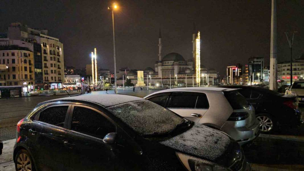 İstanbul'a beklenen kar geldi: Birçok yer beyaza büründü 4